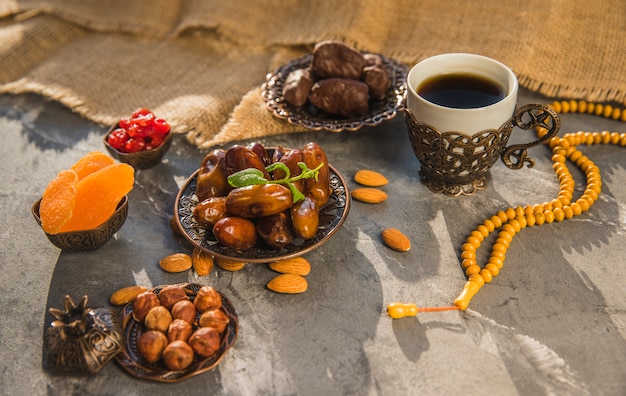 Foto tazza di caffè con date frutta e noci