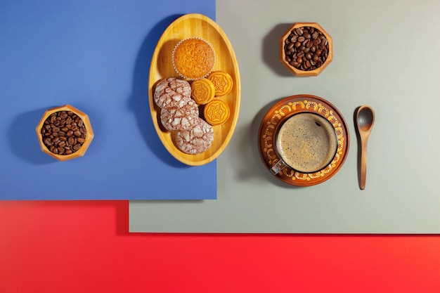 Caffè in tazza con dessert su uno sfondo colorato brillante