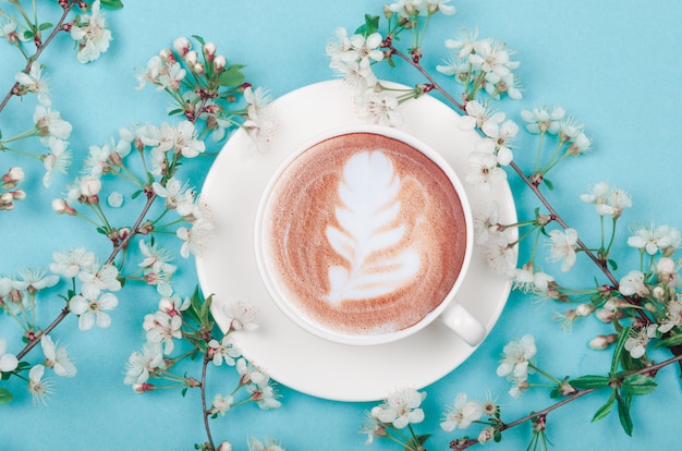 꽃과 커피 컵
