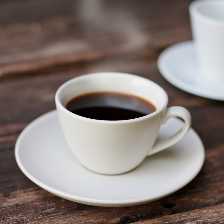 Photo 木製テーブル上のコーヒーカップ