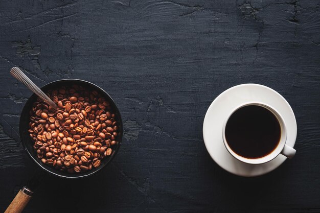 写真 木製の背景のコーヒーカップとコーヒー豆