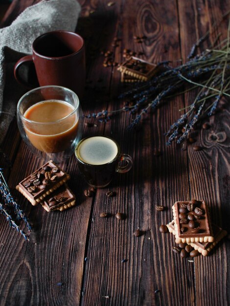 Tazzine da caffè su sfondo scuro