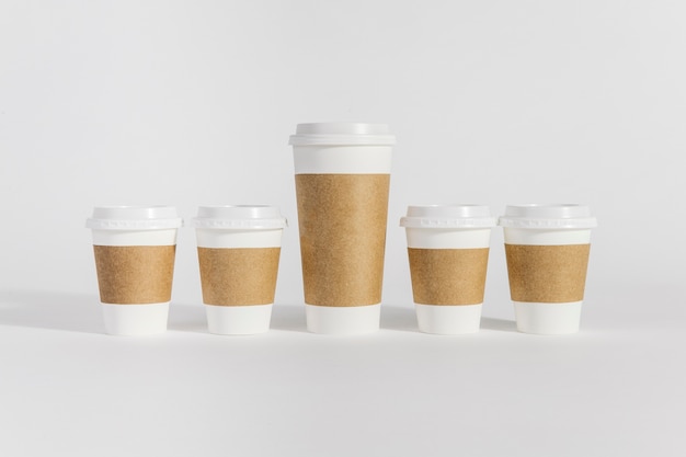 Photo coffee cups of different sizes