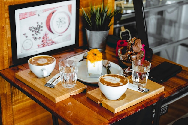 Photo coffee cups on table in restaurant