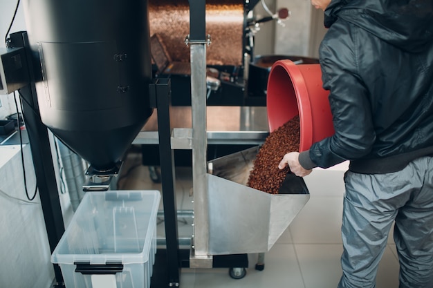 Denocciolatrice per caffè al processo di torrefazione.