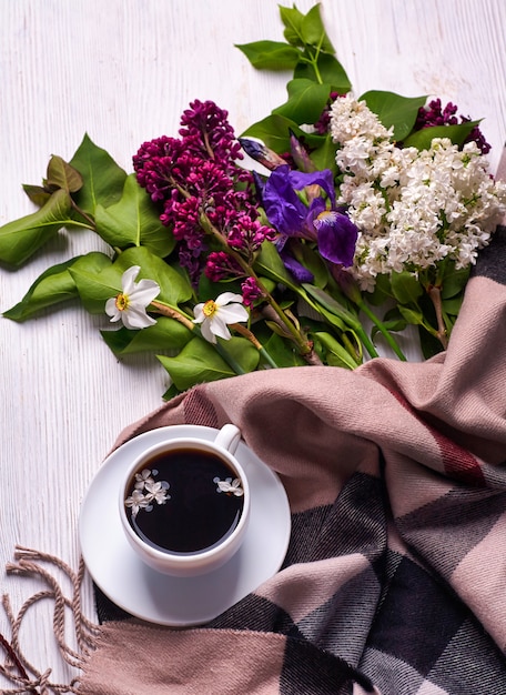 Foto caffè e diversi fiori lilla
