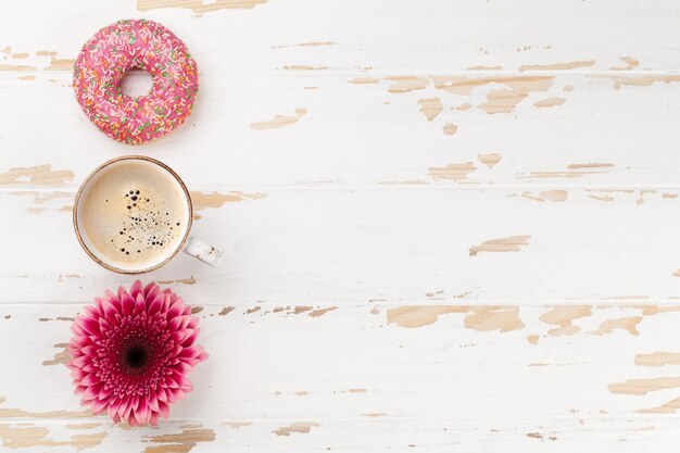 Photo coffee donuts and flowers