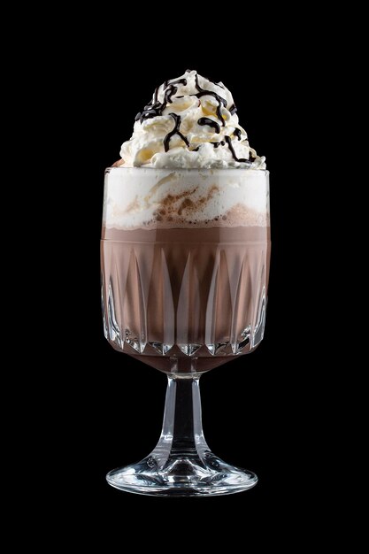 Foto bevanda al caffè con crema e sciroppo di cioccolato in bicchiere di vetro originale isolato su uno sfondo scuro