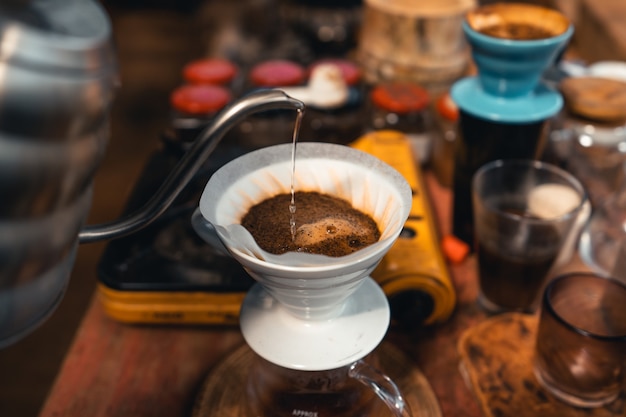 Foto goccia di caffè, acqua calda dal bollitore per versare il caffè.