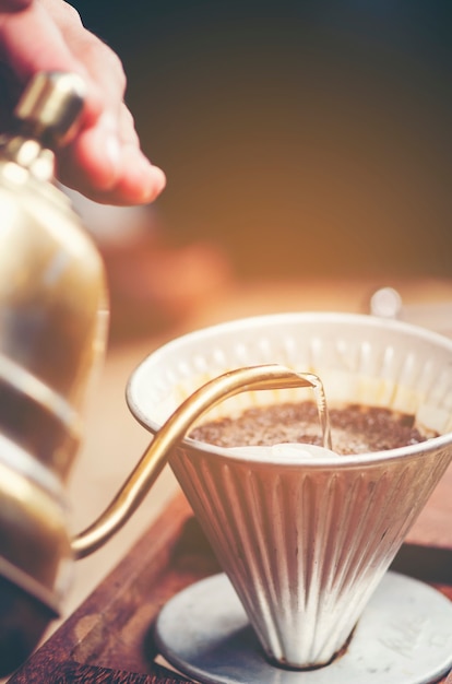 Foto processo di gocciolamento del caffè, immagine del filtro vintage