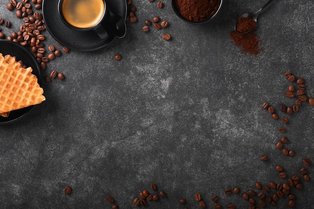 Caffè e cialde olandesi caffè espresso e cialde olandesi o biscotti con cialde sciroppo con cioccolato su vecchio tavolo di cemento nero biscotti perfetti con cialde sciroppo per colazione vista dall'alto mock up