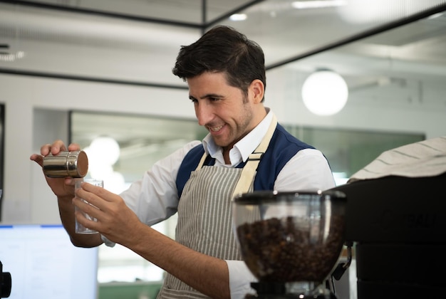 Photo coffee expert barista making hot americano for customers