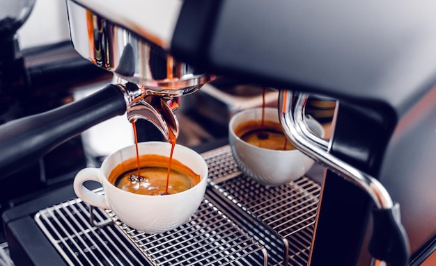 커피숍의 커피 머신에서 붓는 에스프레소에서 커피 추출