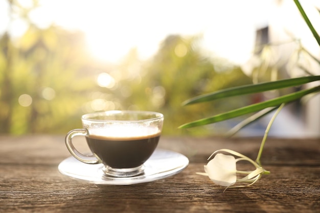 コーヒー ガラス カップと木製トレイの夜の飲酒の蘭の花