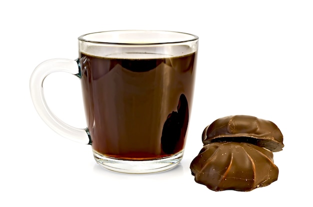Caffè in tazza di vetro, due marshmallow al cioccolato isolati su sfondo bianco