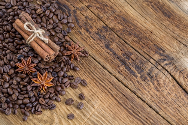 오래된 판자에 있는 커피 곡물, 아니스와 카넬라