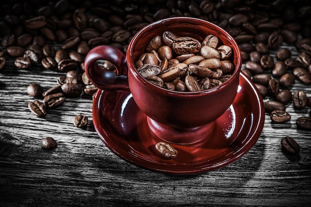 나무 판자에 커피 곡물 컵 접시