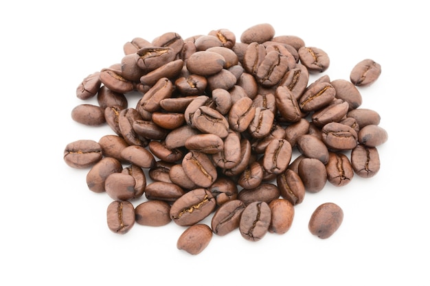 コーヒーの穀物と白い背景で隔離の葉。