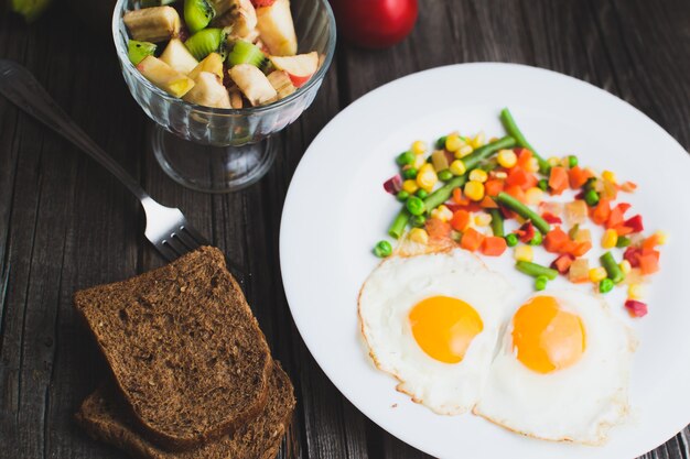 Кофе в зеленой кружке на деревянной поверхности с едой, вкусный завтрак