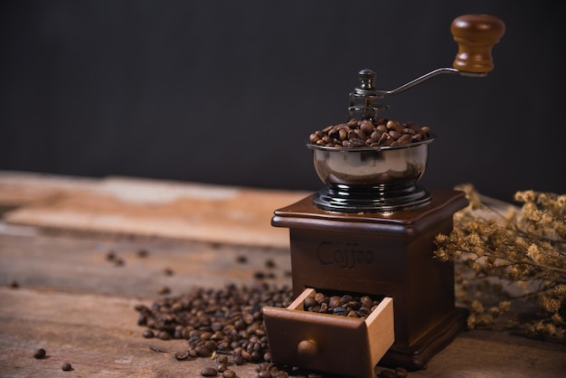 Кофемолка и кофейные зерна
