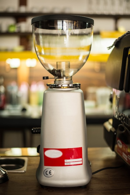 Foto macinacaffè su una tavola di legno in una caffetteria.