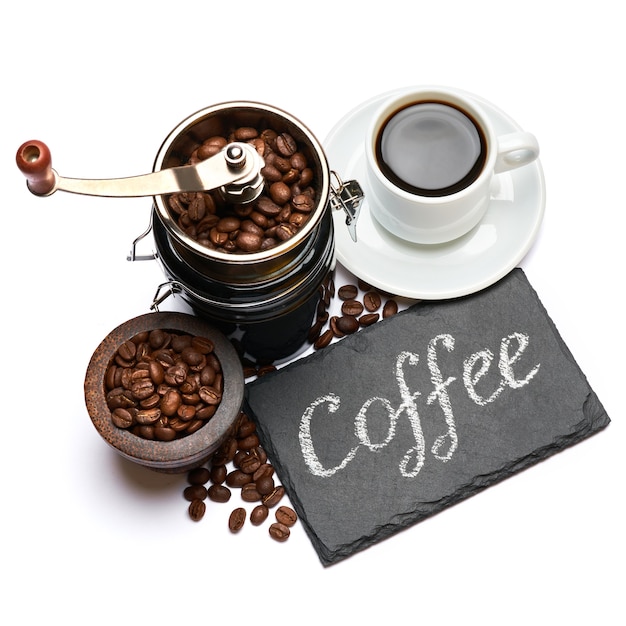 분필 보드 커피 분쇄기와 콩에 커피 필기 비문 기호