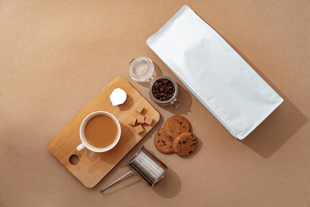 Mockup di identità del caffè con vista dall'alto piatto