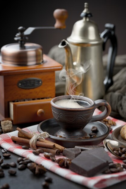 古い背景の上にカップのコーヒー