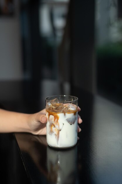 사진 카페의 테이블 위에 있는 컵에 담긴 커피