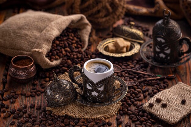 Фото Кофе в металлической турецкой традиционной чашке
