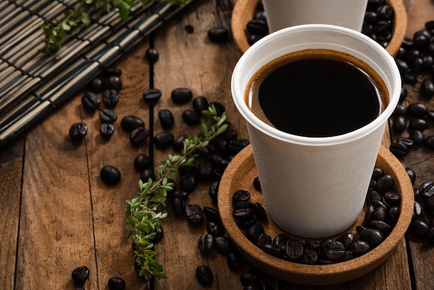 写真 木の上の紙コップにコーヒー