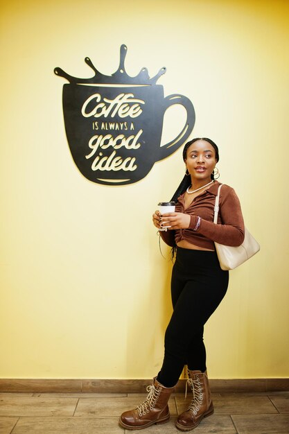 コーヒーは常に良い考えです一杯のコーヒーを飲むアフリカ系アメリカ人の女性