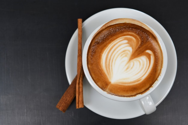 Struttura tarda del cuore del caffè con cannella, colpo di vista superiore.