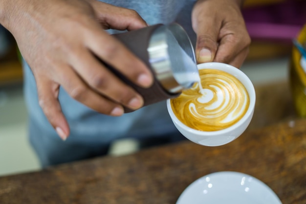 Photo coffee latte art barista making hot coffee latte art