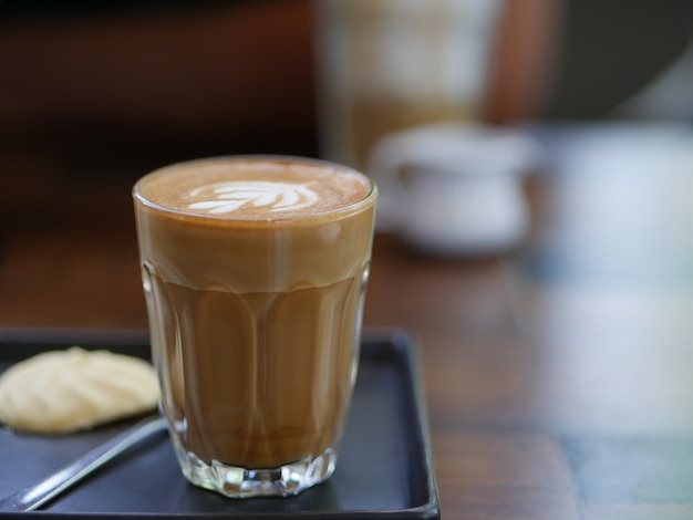 写真 コーヒーショップでのコーヒーラテアート