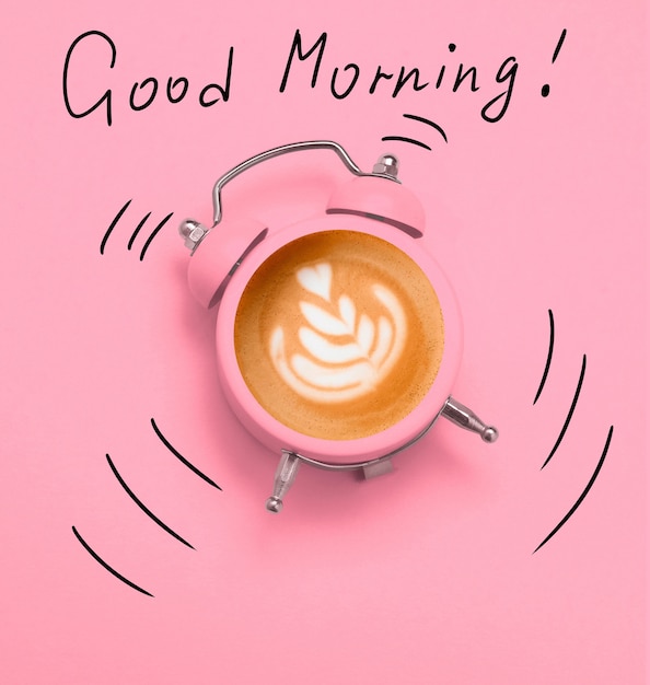 Фото Кофе латте арт в розовом будильник на розовом и веселом доброе утро