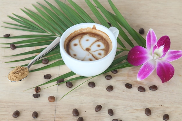 커피 라떼와 꽃과 커피 콩