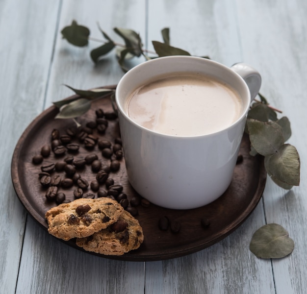 コーヒーラテとクッキーの朝食の朝の光