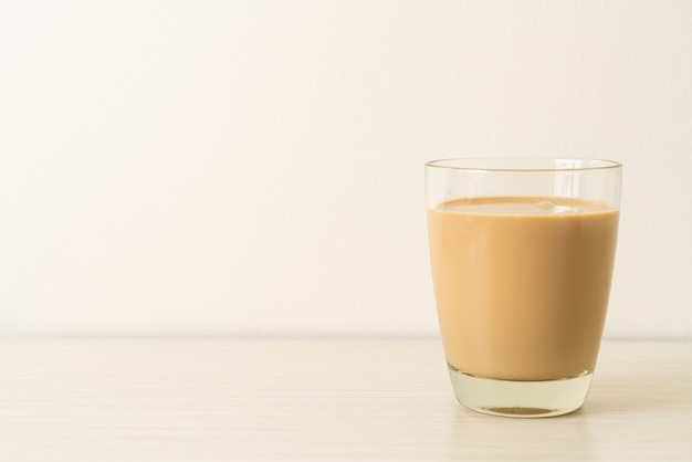 стакан кофе латте с готовыми к употреблению кофейными бутылками на столе