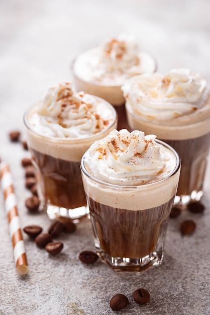 Latte al caffè con panna montata