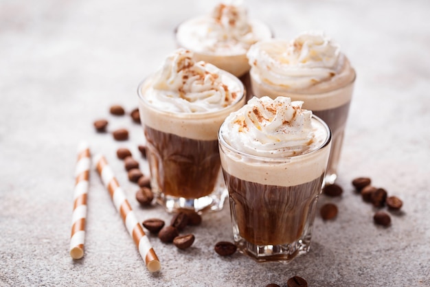 Foto latte al caffè con panna montata