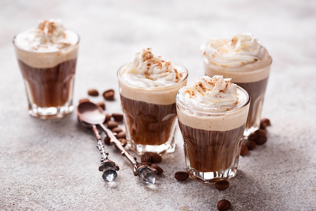 Latte al caffè con panna montata