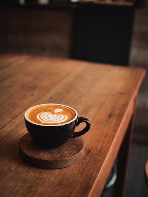 Кофе латте на деревянный стол в кафе
