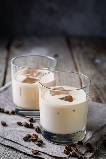 Photo coffee liqueur in glasses with ice and beans