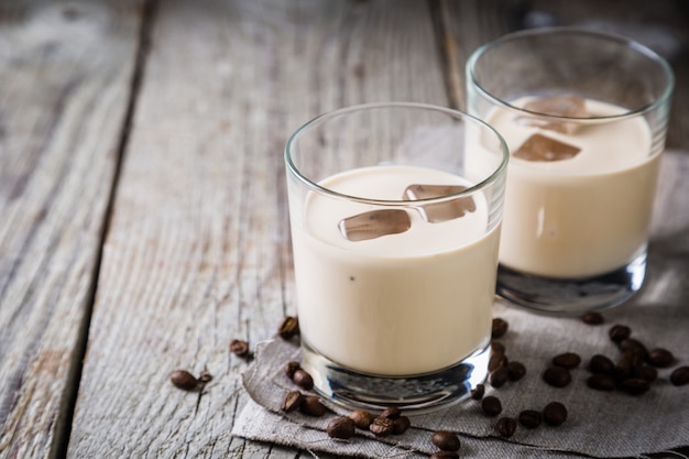 写真 氷と豆のグラスでコーヒーリキュール