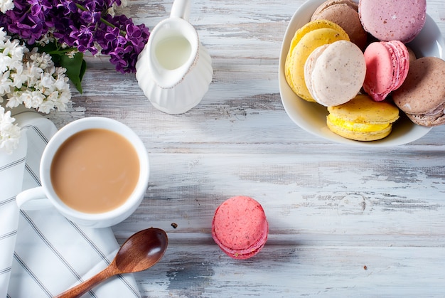 Caffè e macaruns su uno sfondo bianco