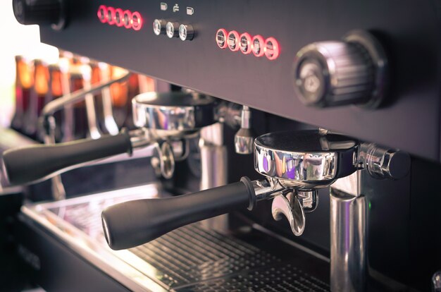 Foto la macchina del caffè nel contatore del negozio del caffè la mattina, fondo d'annata di stile