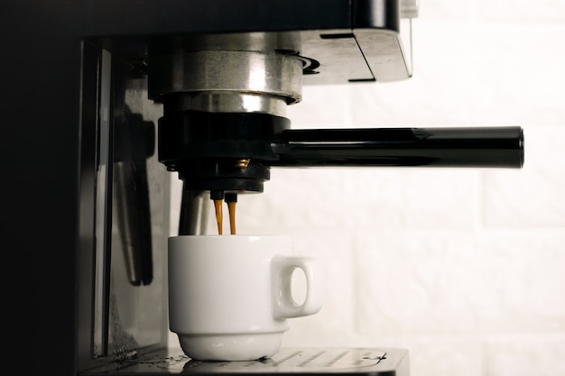 Coffee machine extraction into a coffee cup