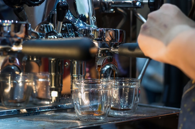 カフェショップでエスプレッソを作るコーヒーマシン