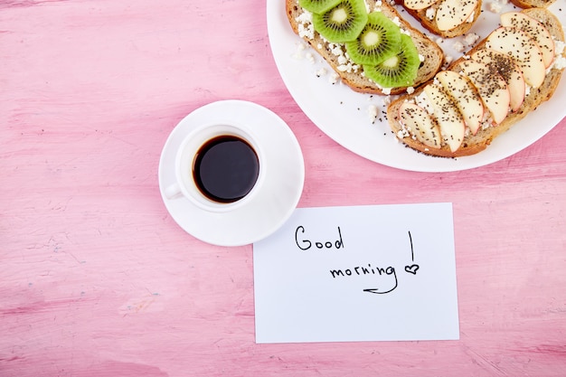 写真 コーヒーマグと健康的なトーストとおはようメモ